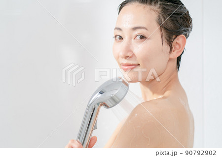 お風呂　シャワー　シャンプー　 90792902