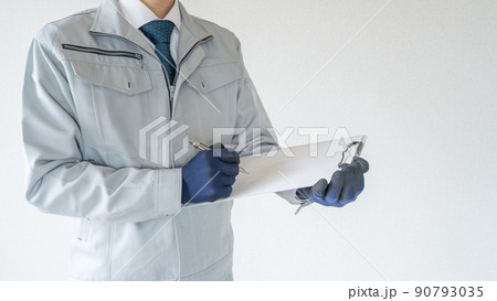 クリップボードを持つ作業服の男性｜建設業イメージ 90793035