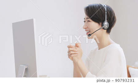 ビジネス　テレワーク　ヘッドセット　女性 90793231