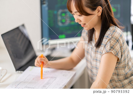 在宅ワークの若い女性一級建築士　平面プラン 90793392