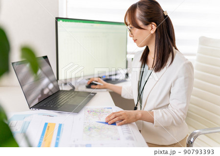 若い女性エンジニア　商圏分析　マーケティングリサーチ　眼鏡 90793393