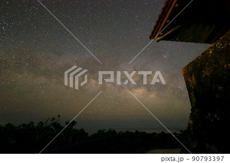 星空絶景スポット！石垣島の満天の星空／沖縄県石垣市 90793397