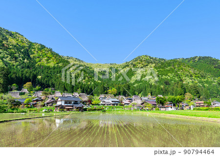 京都府南丹市美山町　日本の原風景　快晴の美山かやぶきの里 90794464