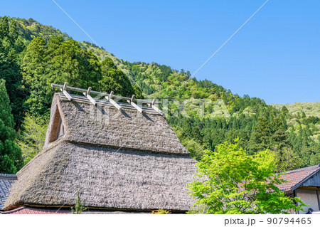 京都府南丹市美山町　日本の原風景　快晴の美山かやぶきの里 90794465