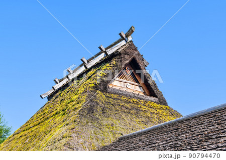 青空と茅葺き屋根 90794470