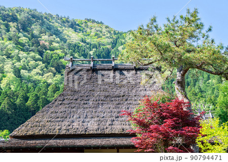 京都府南丹市美山町　日本の原風景　快晴の美山かやぶきの里　かやぶき屋根の古民家 90794471