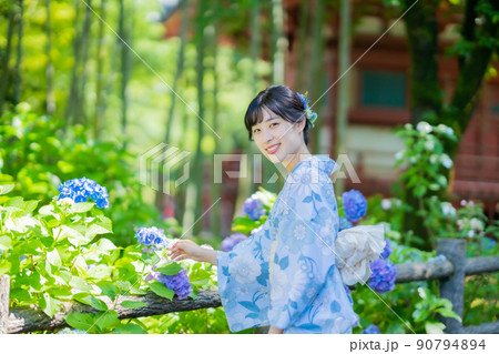 竹林と紫陽花の観光スポットで、浴衣でポーズを決める若い女性 90794894