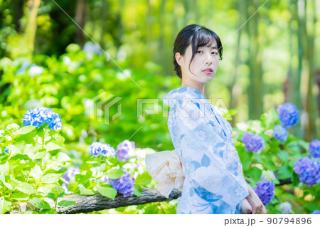 竹林と紫陽花の観光スポットで、浴衣でポーズを決める若い女性 竹林と紫陽花の観光スポットで、浴衣でポーズを決める若い女性 90794896