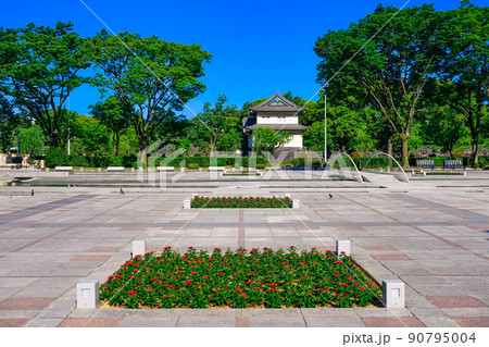 都会のオアシス和田倉噴水公園から江戸城の巽櫓（桜田二重櫓） 90795004