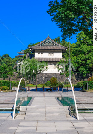 都会のオアシス和田倉噴水公園から江戸城の巽櫓（桜田二重櫓） 90795007