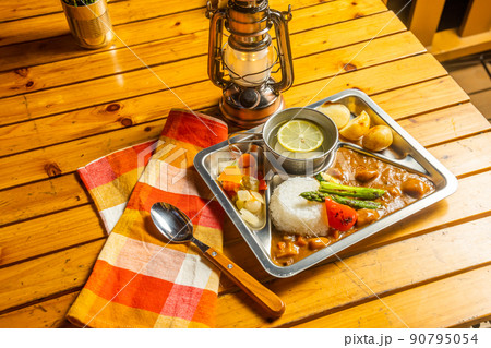 カレーライス　Curry and rice at the campsite outdoors 90795054
