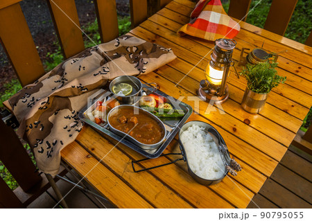 カレーライス　Curry and rice at the campsite outdoors 90795055