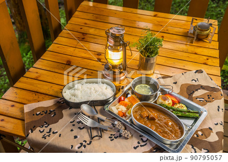 カレーライス　Curry and rice at the campsite outdoors 90795057