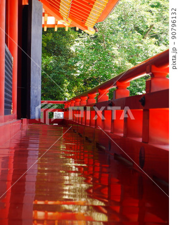 神社のピカピカに磨かれた漆の床 90796132