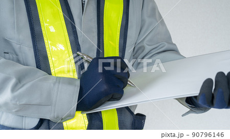 作業服姿の男性│検査・点検イメージ 90796146