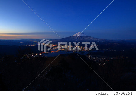 御坂山地から見る富士山と河口湖の夜景 御坂山地から見る富士山と河口湖の夜景 90796251