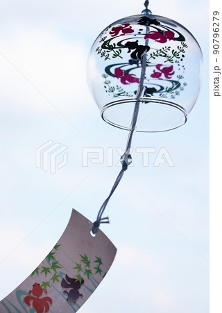 風に揺れるガラスの風鈴 90796279