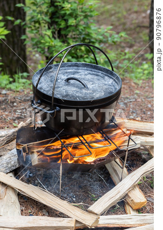焚き火で料理　bonfire at a campsite or outdoors 90796876