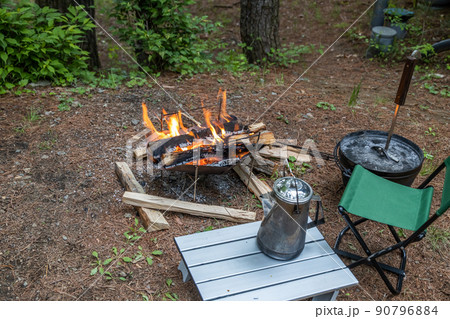 焚き火で料理　bonfire at a campsite or outdoors 90796884