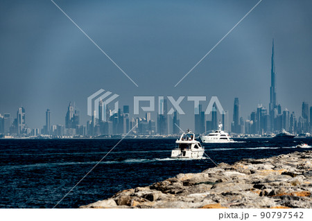 ドバイの高層ビルと船舶（パームジュメイラから撮影） 90797542
