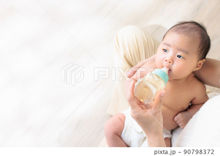 ミルクを飲む赤ちゃん　生後1ヶ月　コピースペース 90798372