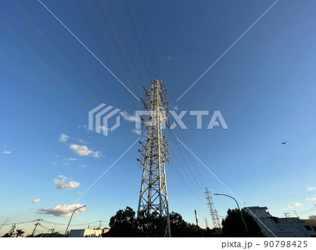 送電塔と青空 90798425