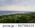 曇天時の宮古島のゴルフ場と海風景 90798439