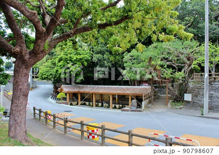 沖縄の湧水　金武大川（ウッカガー） 90798607