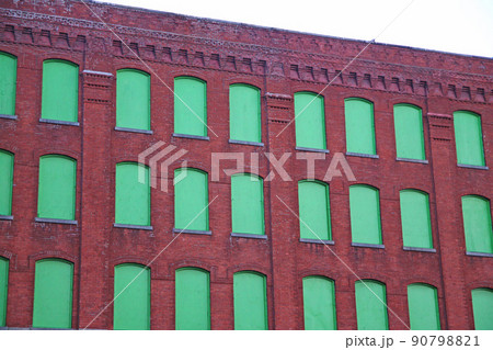 The red bricks and the green windows The red bricks and the green windows 90798821