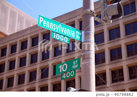 Green 10 Street North West historic sign in downtown Washington D.C. at the intersection with Pennsylvania North West Avenue 90798862
