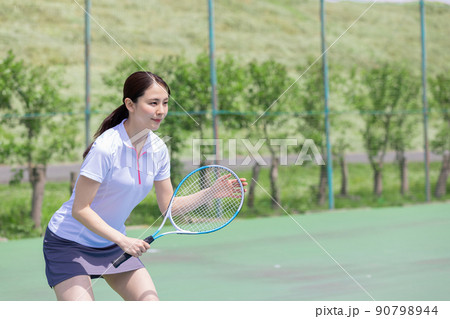 テニス　レシーブ側の構え 90798944