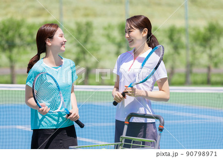 テニスを楽しむ女性 テニスを楽しむ女性 90798971