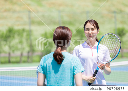 テニスを楽しむ女性 90798973