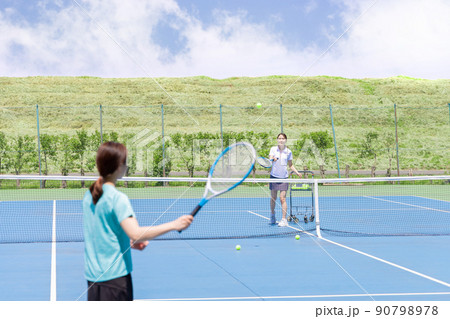 テニス レシーブの練習をする女性 テニス レシーブの練習をする女性 90798978