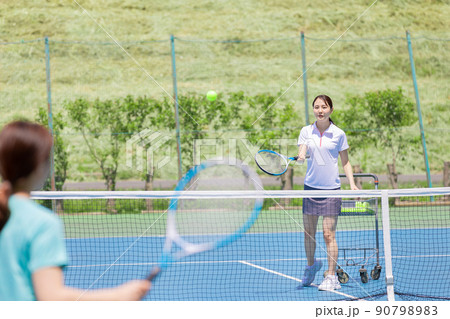 テニス　レシーブの練習をする女性 90798983