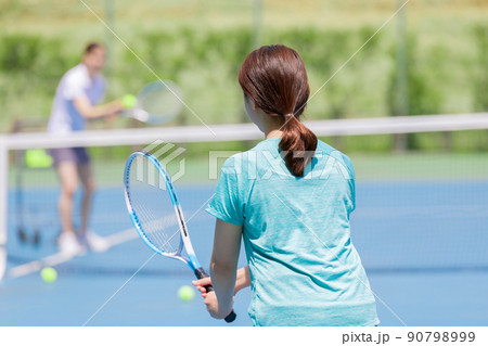 テニス　レシーブの練習をする女性 90798999
