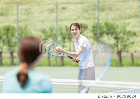 テニスを楽しむ女性 90799024