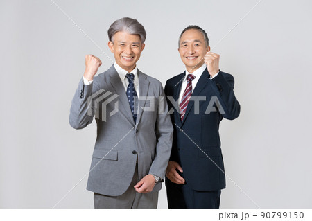 スーツを着てガッツポーズをするシニア男性2人のポートレート 90799150