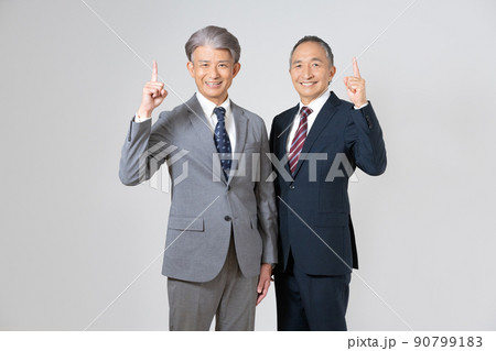 スーツを着て1番のポーズをするシニア男性2人のポートレート スーツを着て1番のポーズをするシニア男性2人のポートレート 90799183