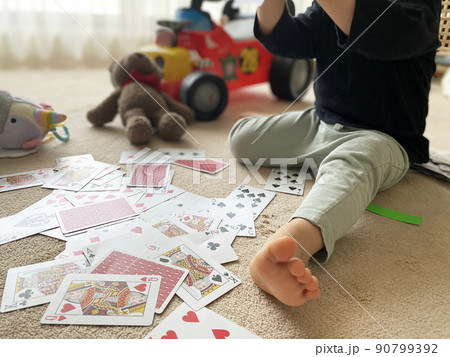 トランプとおもちゃと子ども 90799392