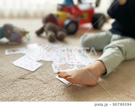 トランプとおもちゃと子ども 90799394