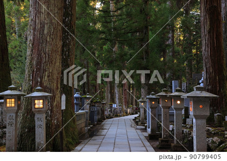 高野山の奥の院 90799405