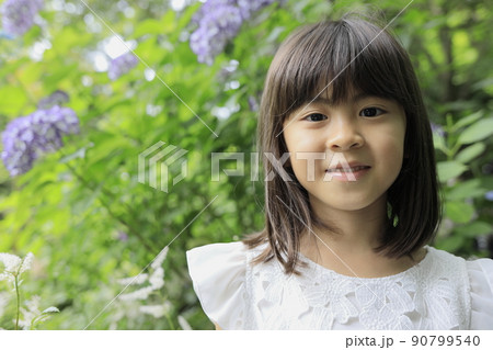 女子小学生 (7歳)とあじさい(紫) 90799540
