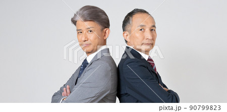 スーツを着て背中あわせに立つシニア男性2人のポートレート　バナーサイズ 90799823