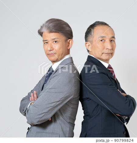 スーツを着て背中あわせに立つシニア男性2人のポートレート　正方形 90799824