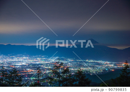 （山梨県）甘利山から望む、甲府盆地夜景と富士山 90799835