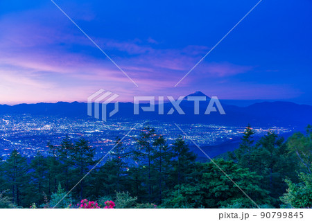 （山梨県）甘利山から望む、甲府盆地夜景と富士山 90799845