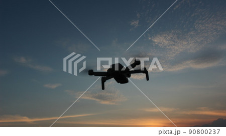 飛行中のドローンと地球の輝き！SDGs光りかがやく空 90800237