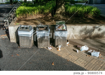 公園に設置されたゴミ箱から溢れたゴミ 公園に設置されたゴミ箱から溢れたゴミ 90800574