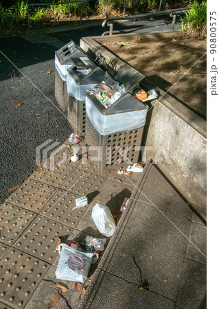 公園に設置されたゴミ箱から溢れたゴミ 90800575